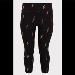 CROP WICKING ACTIVE LEGGING WITH POCKETS